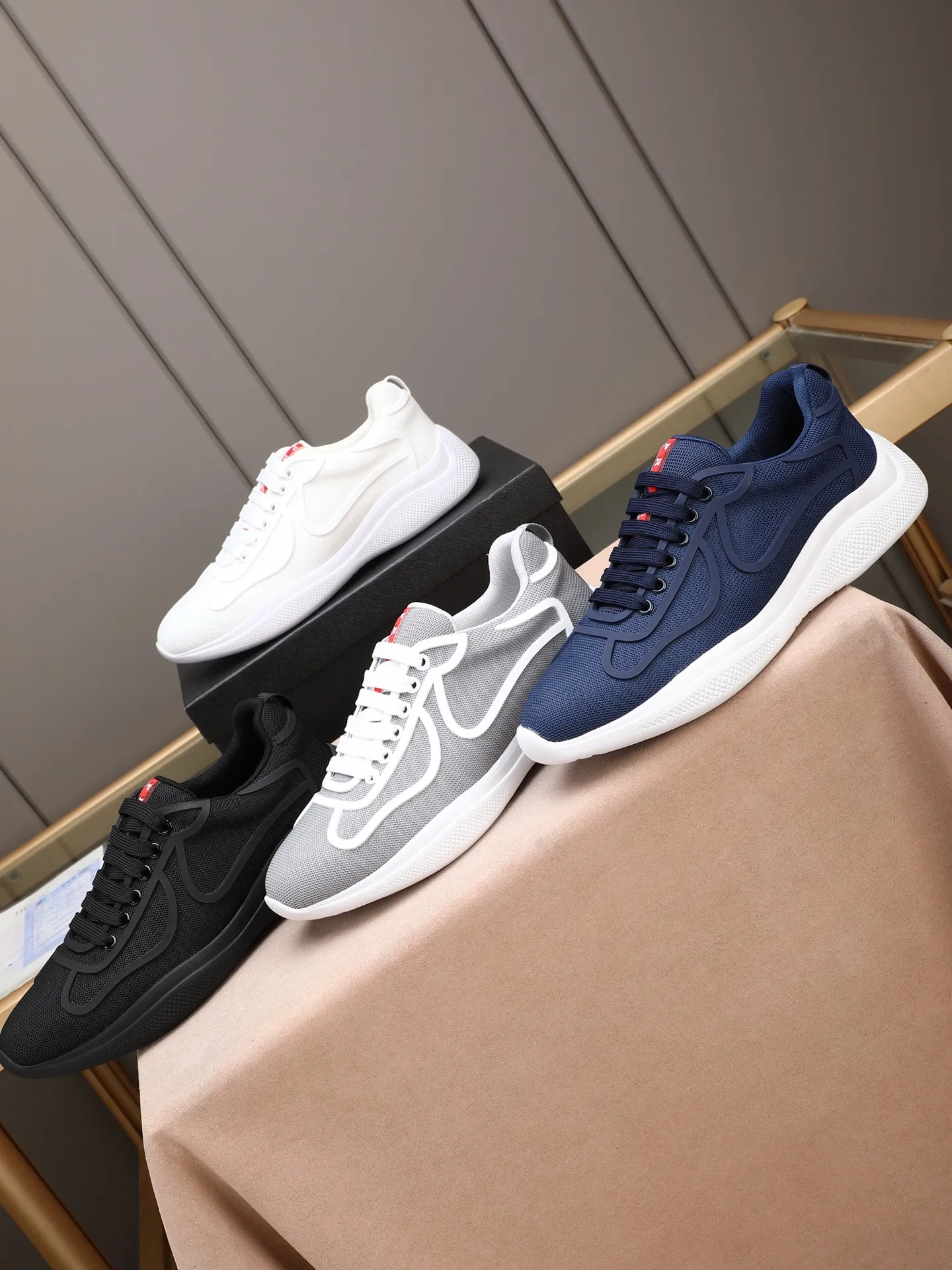 Men's shoes 💰400 PRADA/Prada men's lace-up casual sports shoes, the upper is made of imported rubber and breathable mesh. It is soft, comfortable and breathable. The tongue is decorated with the PRADA brand letter logo. The thick rubber sole echoes the red label tongue. The style is fashionable and elegant. The details are carefully crafted. A casual sports shoe with a super western style and excellent breathability!  Size: 38-44 (45 46 customized)